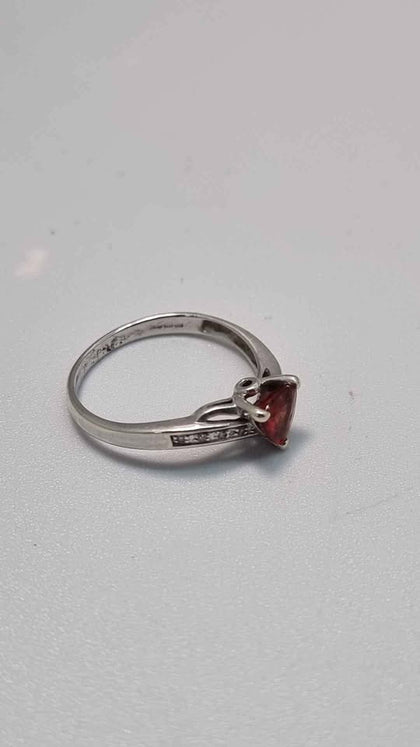 9ct White Gold Ring With Red Triangle Stone - Size R - 2.47 Grams