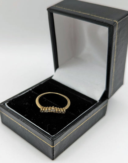 375 9CT YELLOW GOLD RING, 9 STONE TO A POINT DESIGN, SIZE O/7, 1.7G, BOXED