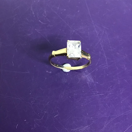 9ct ring with cubic Zirconia Stone. 2.74g