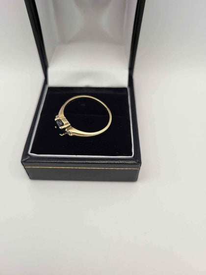9CT - Yellow Gold Ring with black stone - Size R