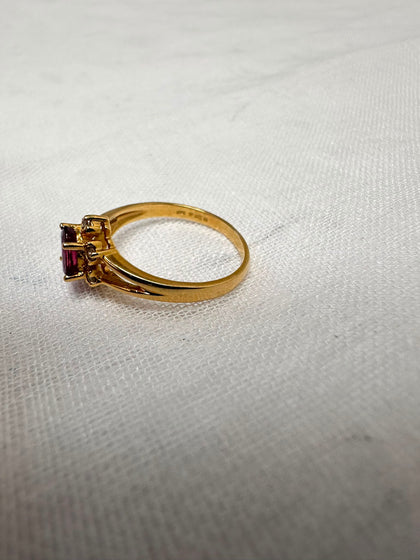 18ct Yellow Gold Pinky/Red and Clear Gem Ring Size K