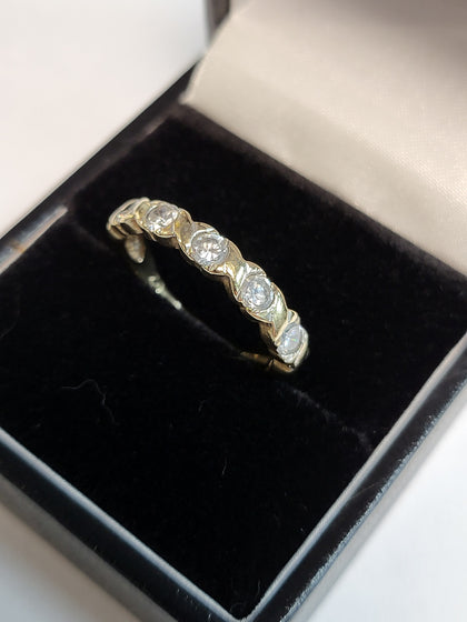 9ct Yellow Gold Ring With CZ Stones - Size O -  2.24G - Hallmarked