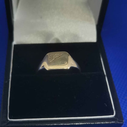 Hallmarked 375 - 9 karat gold ring - 2.8 grams - Size N - Box Included