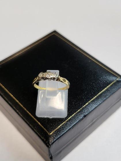 18ct Yellow Gold Ring with Clear Stones - Size M - 2.47g - Hallmarked