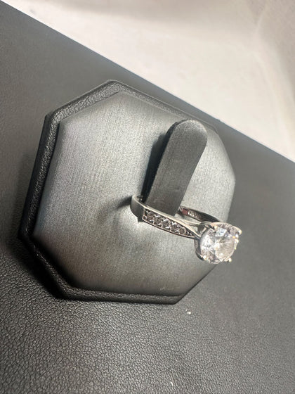 9ct White Gold Gemmed Ring - Size O