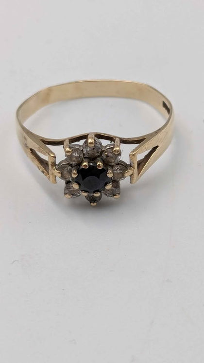 9ct Yellow Gold Cubic Zirconia Cluster Ring With Black Centre Stones - 1.60 Grams - Size P