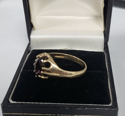 9Ct - Yellow Gold Ring With Red Stone - 2.45g - Size S. Hallmarked