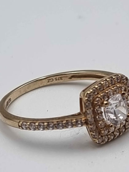 9ct Yellow Gold Cubic Zurconia Ring - Size P - 1.94 Grams