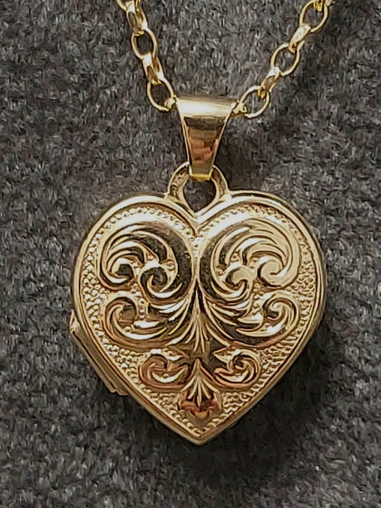 9ct Yellow Gold Ornate Heart Locket & Belcher Chain 18