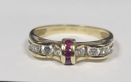 9ct Yellow Gold Ring With Clear And Pink Stones - 2.05G - Size O - Hallmarked