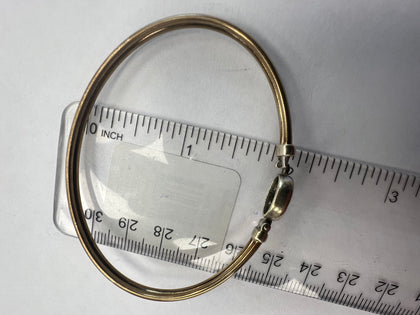 A BEAUTIFUL 9CT BANGLE 6.6GRAMS