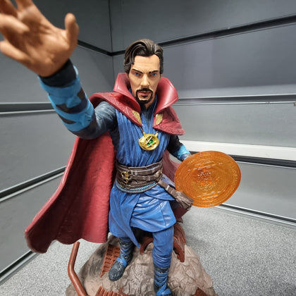 Diamond Select Marvel Gallery Avengers Infinity War Dr Strange PVC Diorama