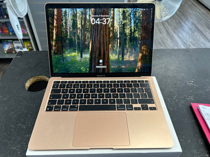 Apple MacBook Air with Retina Display - 8 GB RAM - 256 GB SSD - 13.3