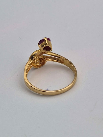 22ct Yellow Gold Ruby Swirl Ring – 2.81g – Size M – Elegant Vintage Style