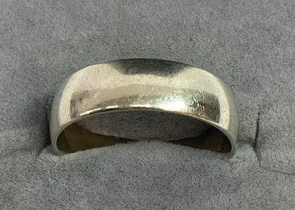 9CT White Gold Ring “Q”