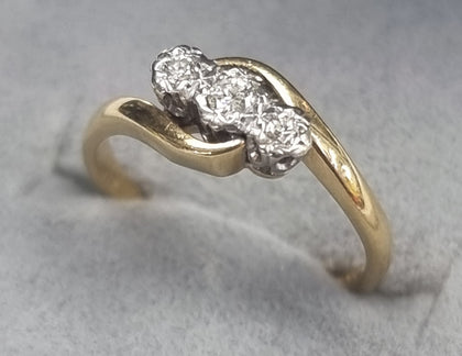 18ct Gold Diamond Ring Size M