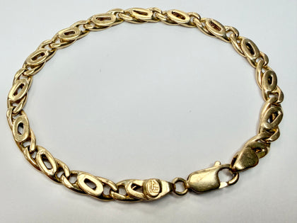9ct yellow gold fancy link bracelet with an interlocking oval and loop design 8