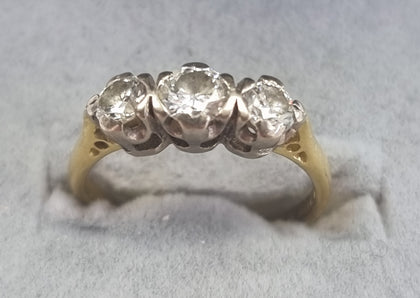 18ct Yellow Gold Diamond Ring Size 