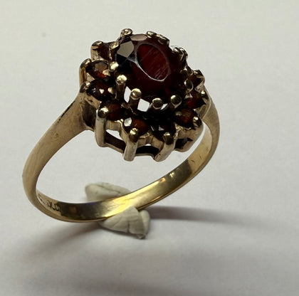9CT YELLOW GOLD GARNET RING SIZE N