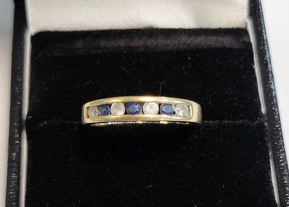 9CT - Yellow Gold Band Ring With Black And White Cubic zirconia Stones - 1.64g - size K - Hallmarked