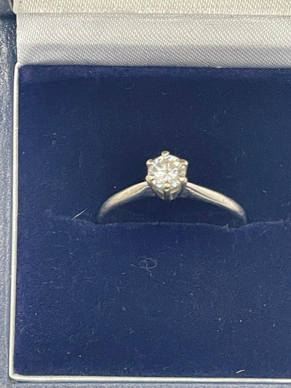 18ct White Gold Ring With Clear Stone - L