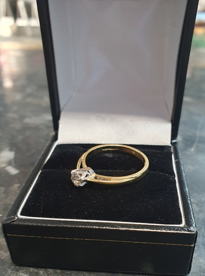 18Ct Yellow Gold Ring With 0.25ct Dia - 2.87g - Size M - Hallmarked