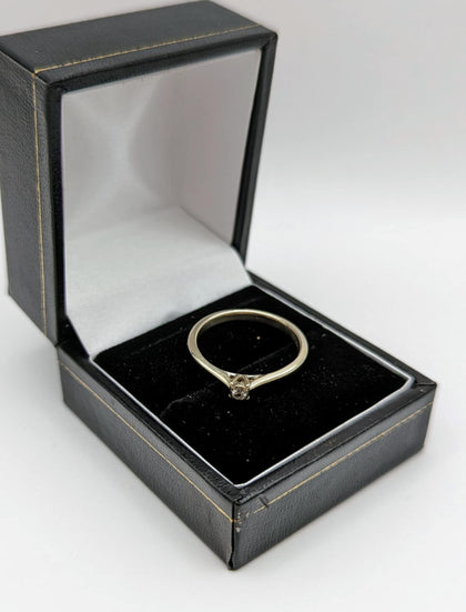375 9CT WHITE GOLD RING, SINGLE STONE, SIZE P/7,5, 2.42G, BOXED