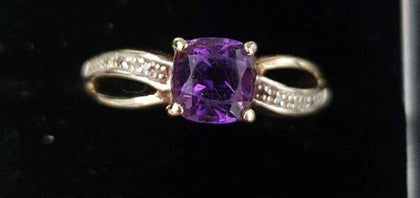 Topaz gold ring 9ct, purple. Size N . 2.53g.