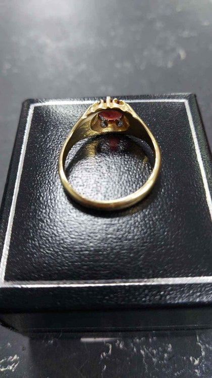 9ct Gold Ring With Red Stone - Size P - weight 3.26