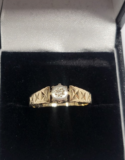 9ct Yellow Gold Ring With Clear Stones - 3.04G - Size O - Hallmarked