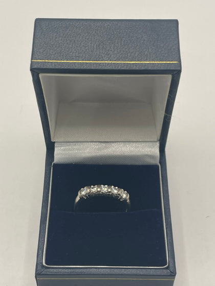 18ct White Gold Ring With Clear Stones - N