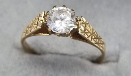 9ct Gold CZ Ring Size O1/2