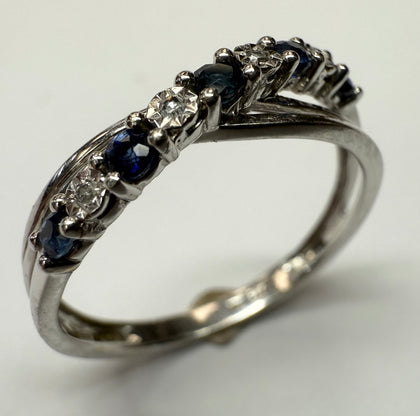 9CT WHITE GOLD, DIAMOND AND SAPPHIRE CROSS OVER RING SIZE M