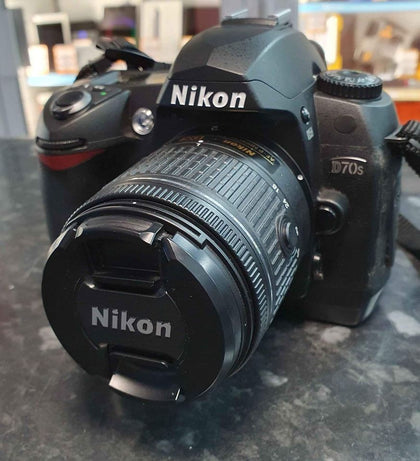Nikon D70s 6.1MP Digital SLR Camera  - Shutter Count 8541 with Nikon AF-P DX Nikkor 18-55mm f/3.5-5.6G VR Lens