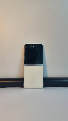 Samsung Galaxy Z FLIP 5 256GB Graphite, Unboxed**WYTHENSHAWE**