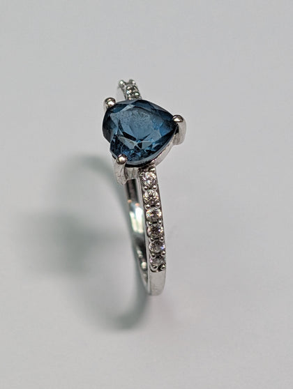 9CT WHITE GOLD RING WITH NAVY BLUE HEART STONE SIZE K