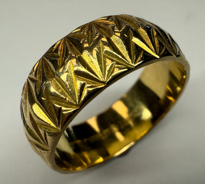 18CT GOLD RING WITH PRETTY PATTERN SIZE O