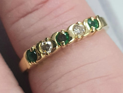 18ct diamond ring with green stones 0.12ct.