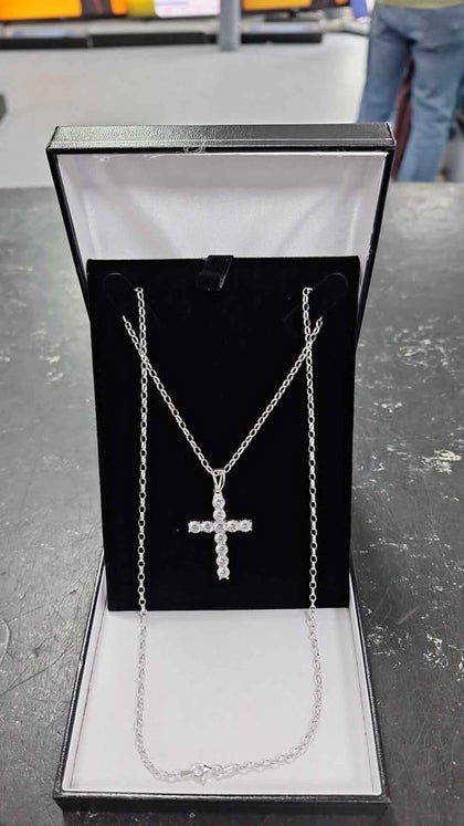 New silver chain and cross (925) weight 12.4g, length 28