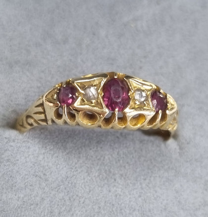 18ct gold Ring red and clear stones size S