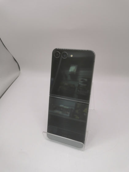 Samsung Galaxy Z Flip5 256GB Graphite, Unlocked -SCRATCHES ON BACK