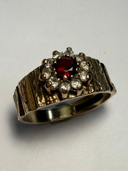 9CT GOLD RED STONE RING SIZE N 1/2