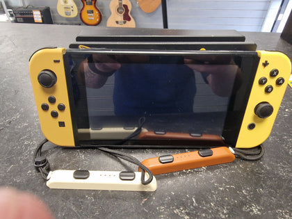 Nintendo Switch Pikachu & Eevee Edition with Pokémon: Let’s Go, Pikachu! + Poké Ball Plus [Limited Edition]