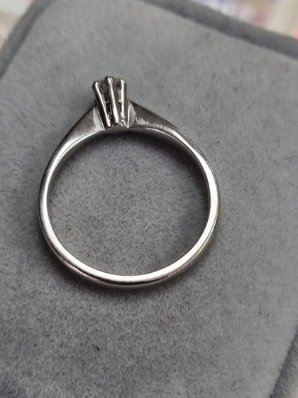 18ct White Gold Diamond Ring Size 