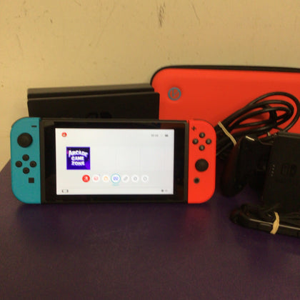 Nintendo Switch 32gb with carry case and game.