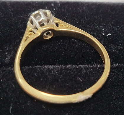 18CT - Yellow Gold Ring With Platinum Mount - 2.13g - J