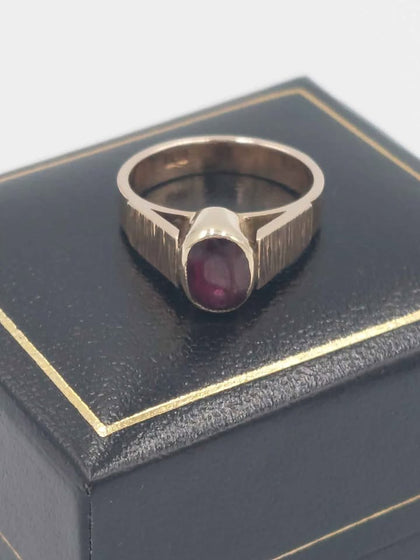 (9ct Hallmarked&Tested) Gold Red Stone Ring, 4.6g, Size L