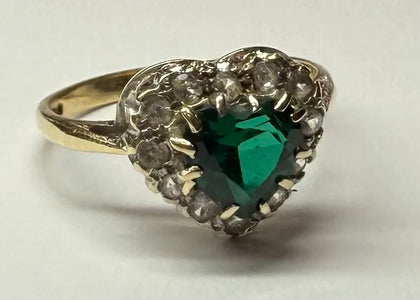 9CT YELLOW GOLD RING WITH GREEN HEART CENTRE STONE SIZE L