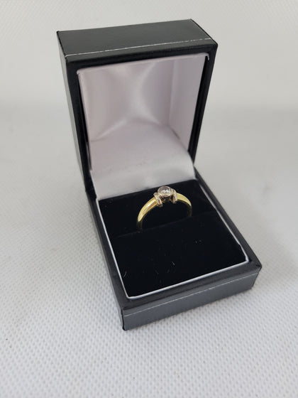 18K Diamond Yellow Gold Ring, Hallmarked 750, 3.74Grams, Size: N, Box Included.