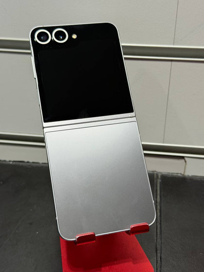 Samsung Galaxy Z Flip6 256GB Silver Shadow, Unlocked - BOXED